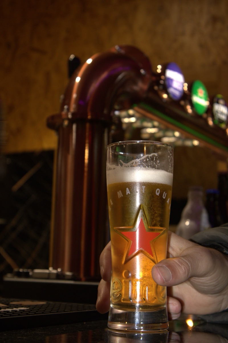 Cerveja sendo tirada na torneira ao final do dia