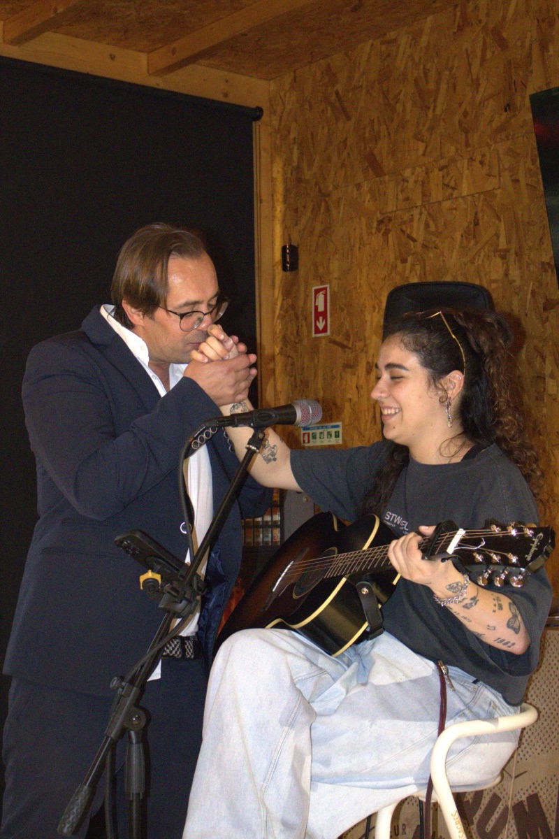 Música ao vivo na esplanada, guitarra e voz